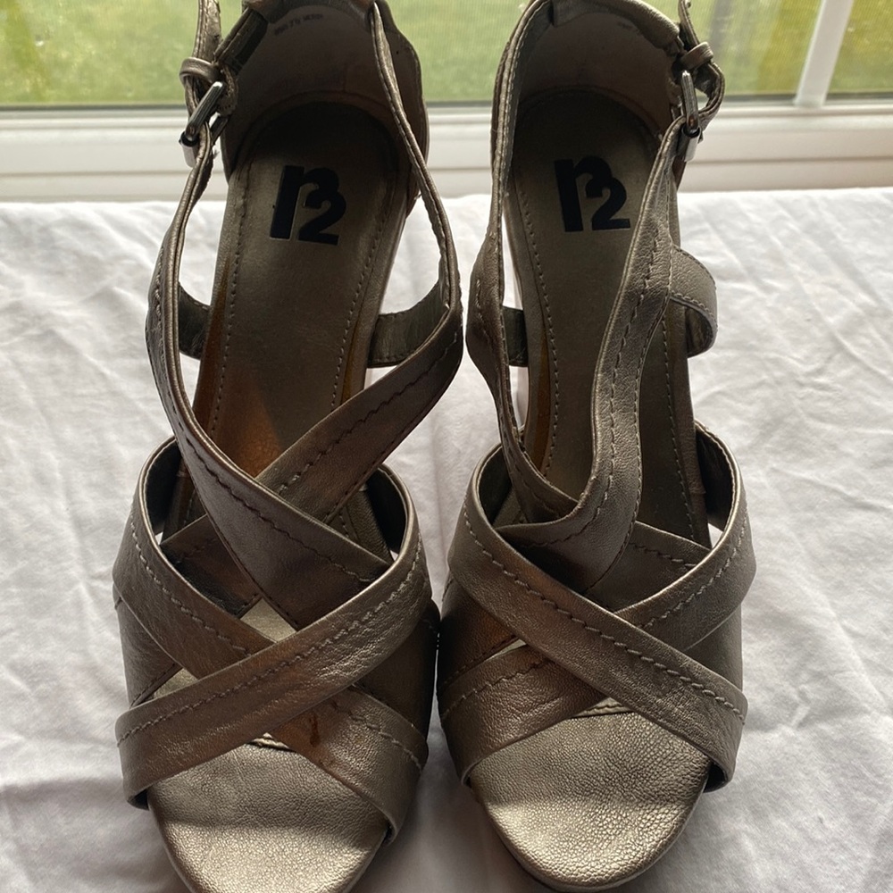 R2 wedges